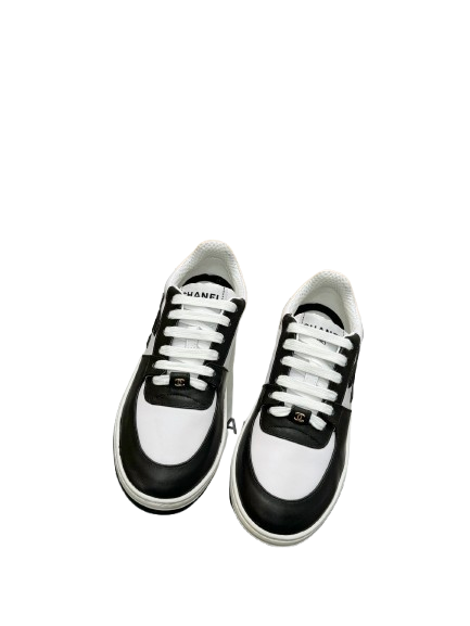 Chanel Court Bicolore – L’Élégance Iconique en Noir & Blanc