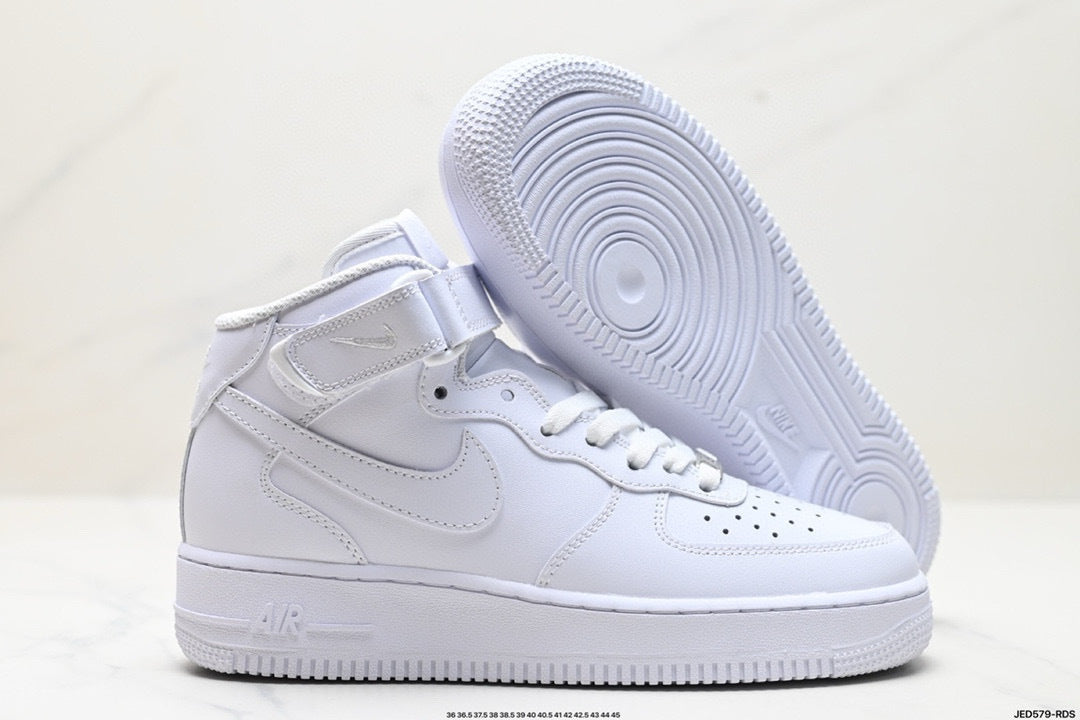 NIKE AIR FORCE 1 MID - LA LÉGENDE MONTE D'UN CRAN