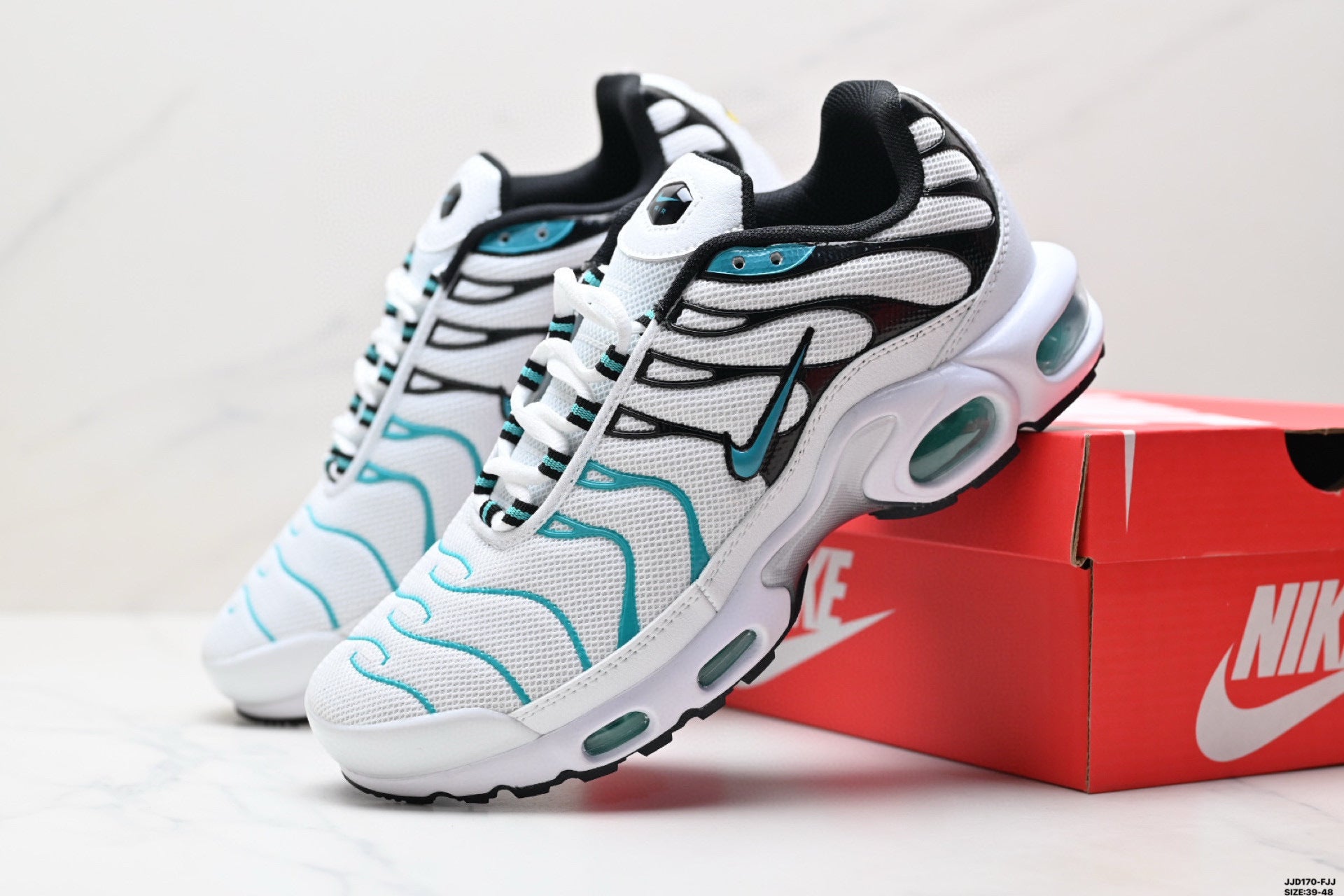 NIKE AIR MAX PLUS (TN) - L'ICÔNE REBELLE AU DÉGRADÉ VIBRANT