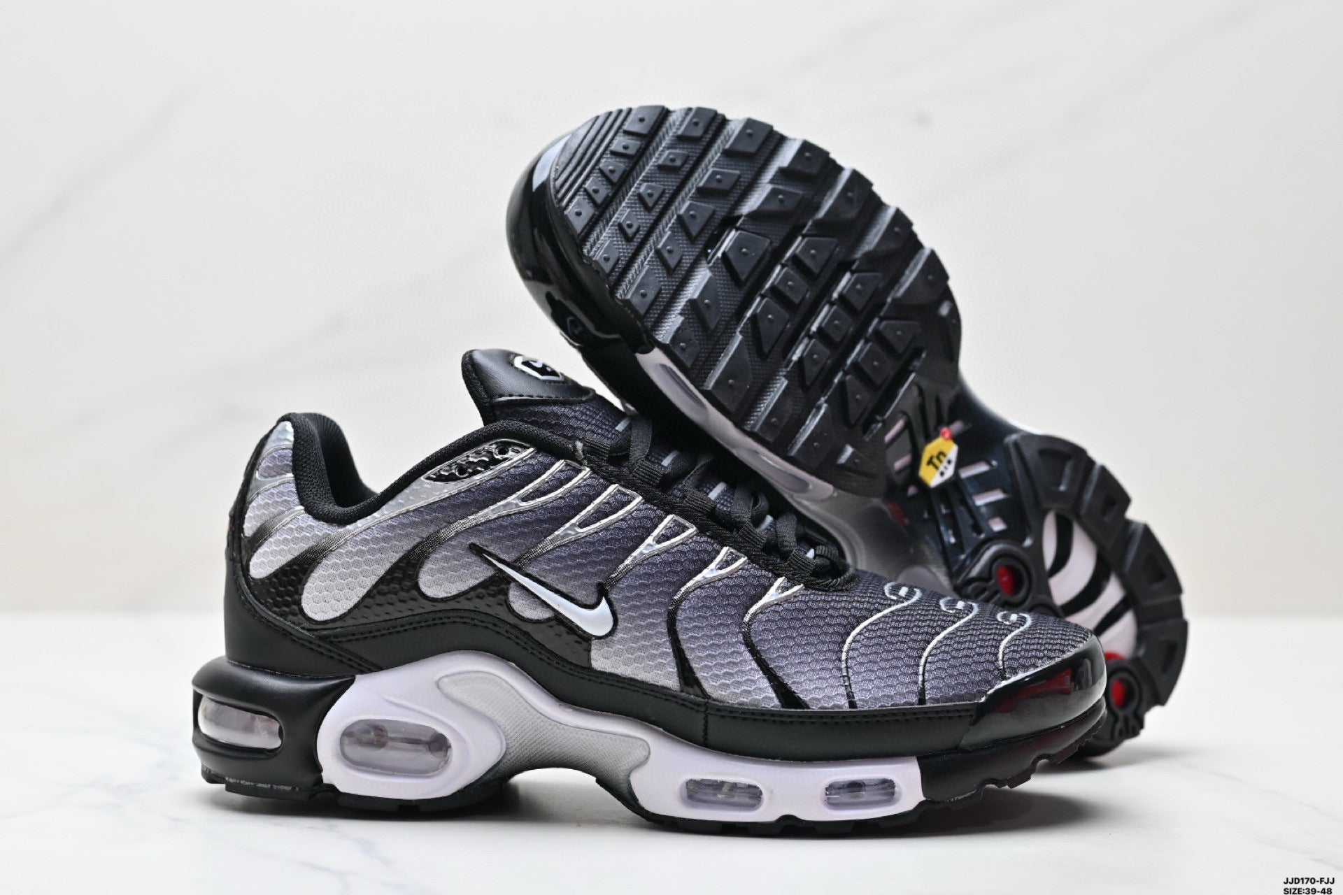 NIKE AIR MAX PLUS (TN) - L'ICÔNE REBELLE AU DÉGRADÉ VIBRANT