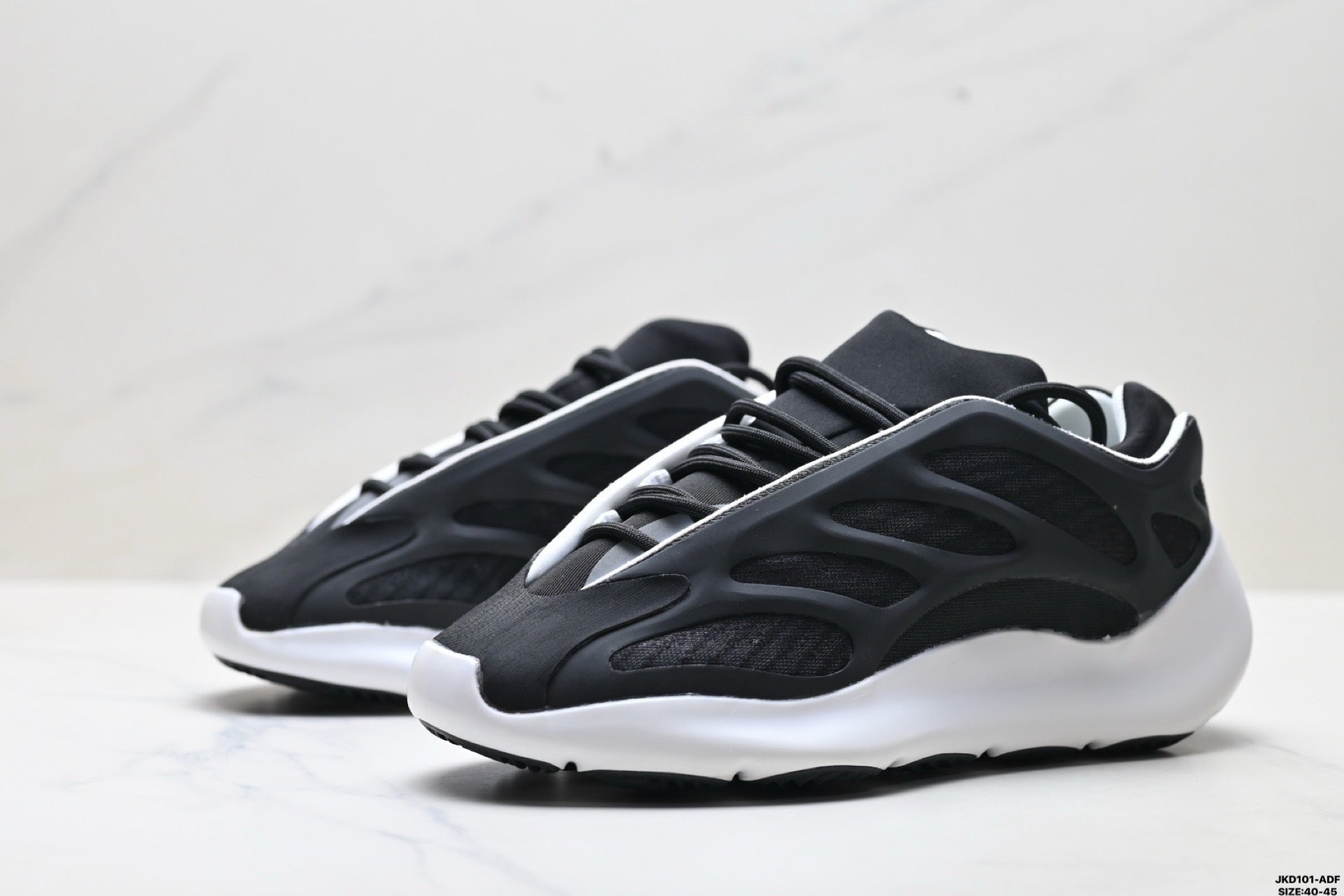YEEZY 700 V3  ALVAH  - SILHOUETTE FUTURISTE & NOIR ABSOLU