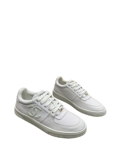 Élégance Blanche – La Sneaker Chanel Minimaliste
