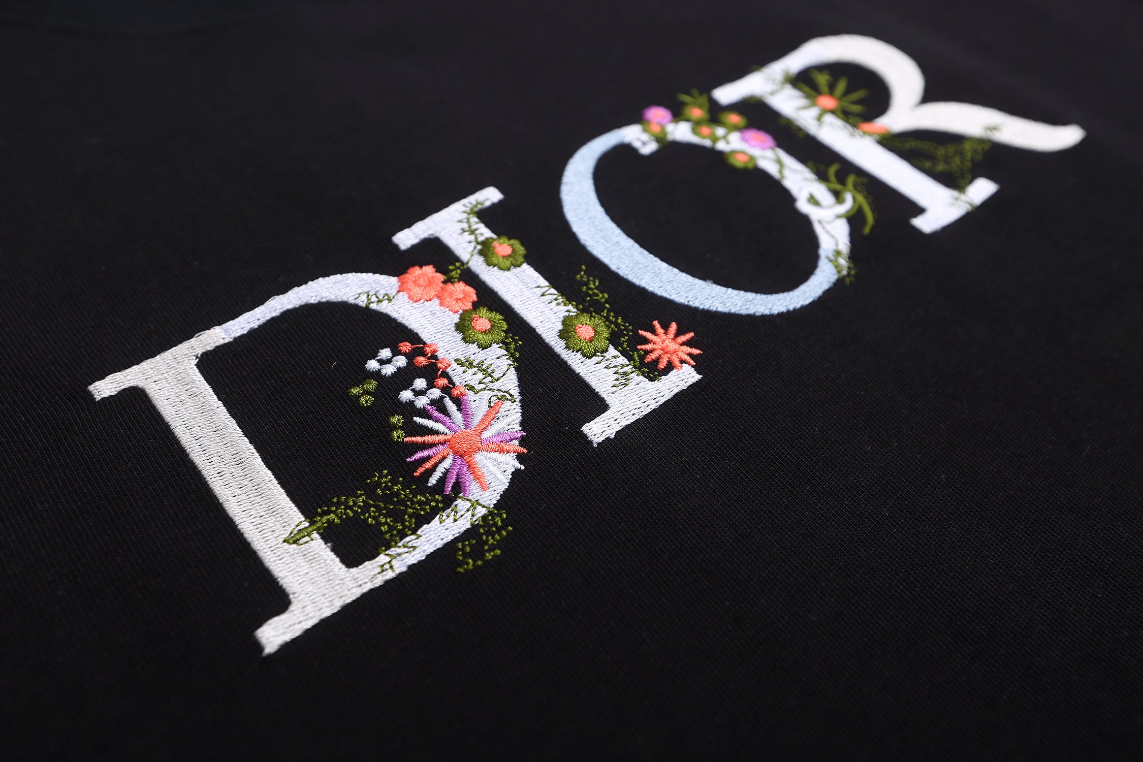 T-SHIRT DIOR NOIR | L'Élégance Gothique Moderne