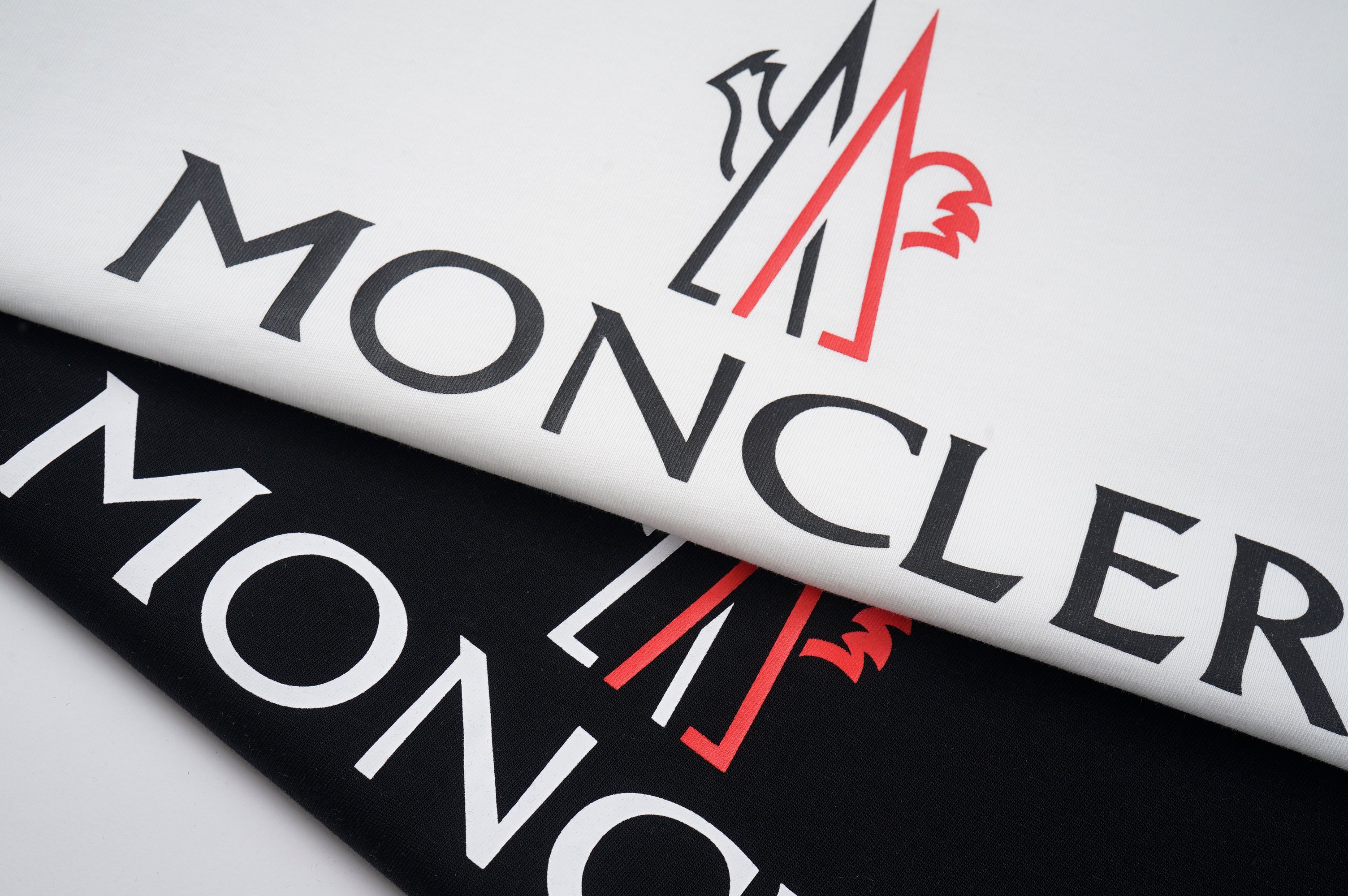 T-SHIRT MONCLER | L'ESPRIT ALPIN DANS SON ÉTAT PUR