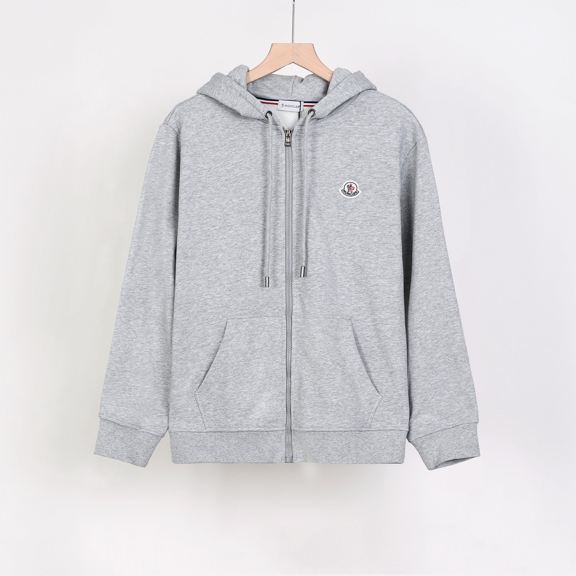 SWEAT MONCLER | LE CONFORT PRESTIGE DE LA MONTAGNE À LA VILLE