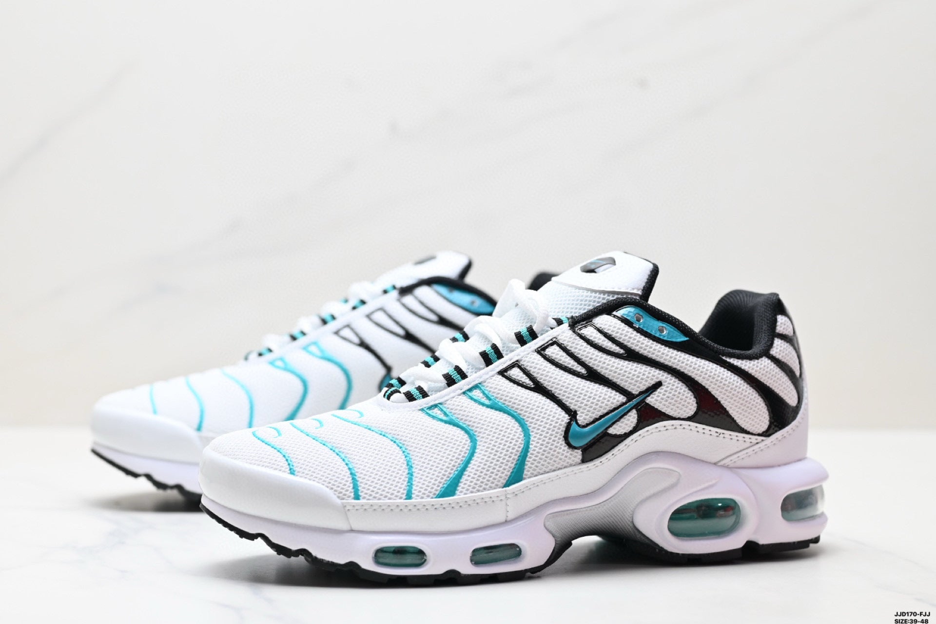 NIKE AIR MAX PLUS (TN) - L'ICÔNE REBELLE AU DÉGRADÉ VIBRANT