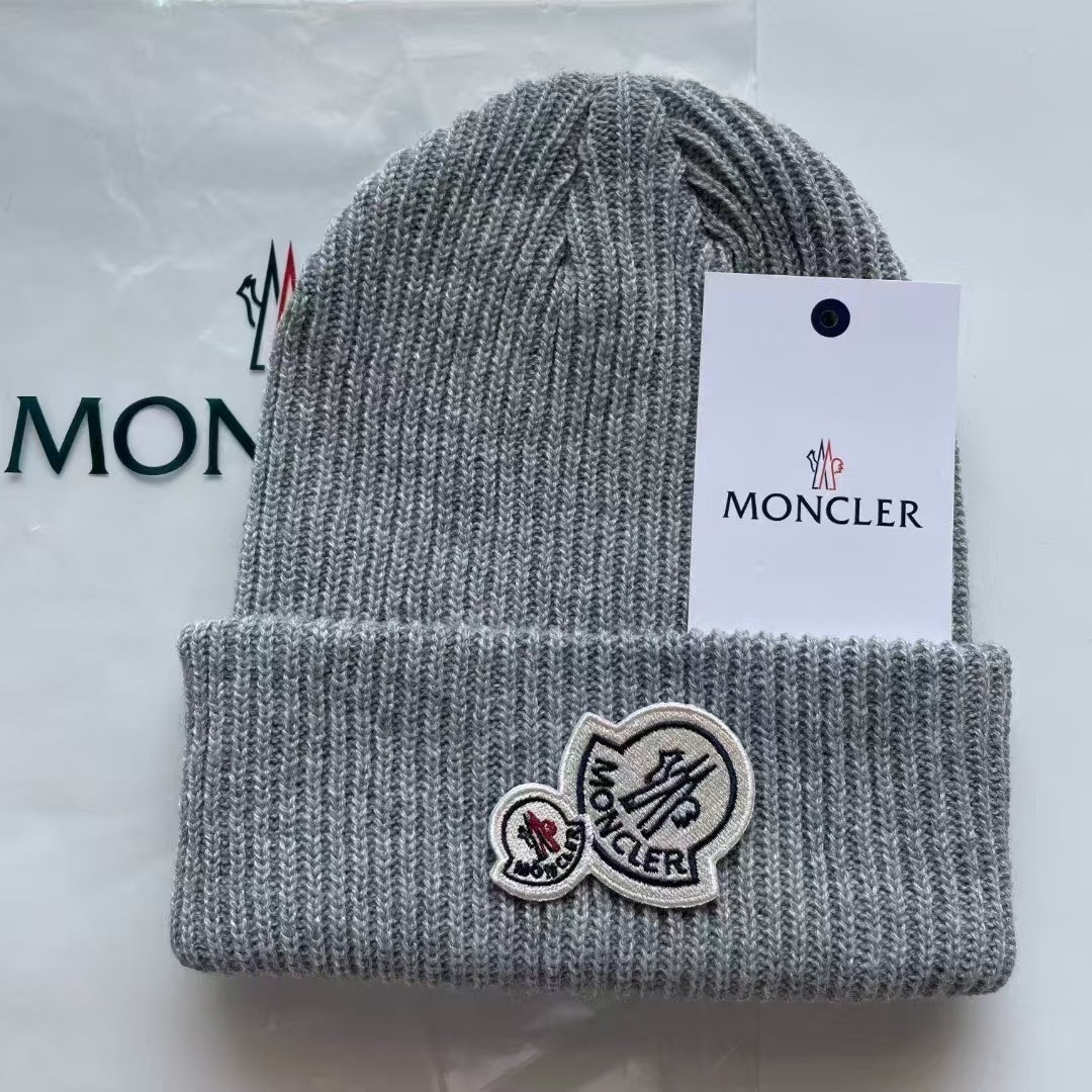 BONNET MONCLER - L'ÉLÉGANCE ALPINE POUR LA TÊTE