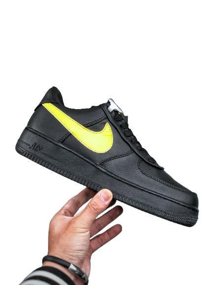 NIKE AIR FORCE 1 '07 « YELLOW SWOOSH » - L'ÉTINCELLE SUR LE BLANC PUR