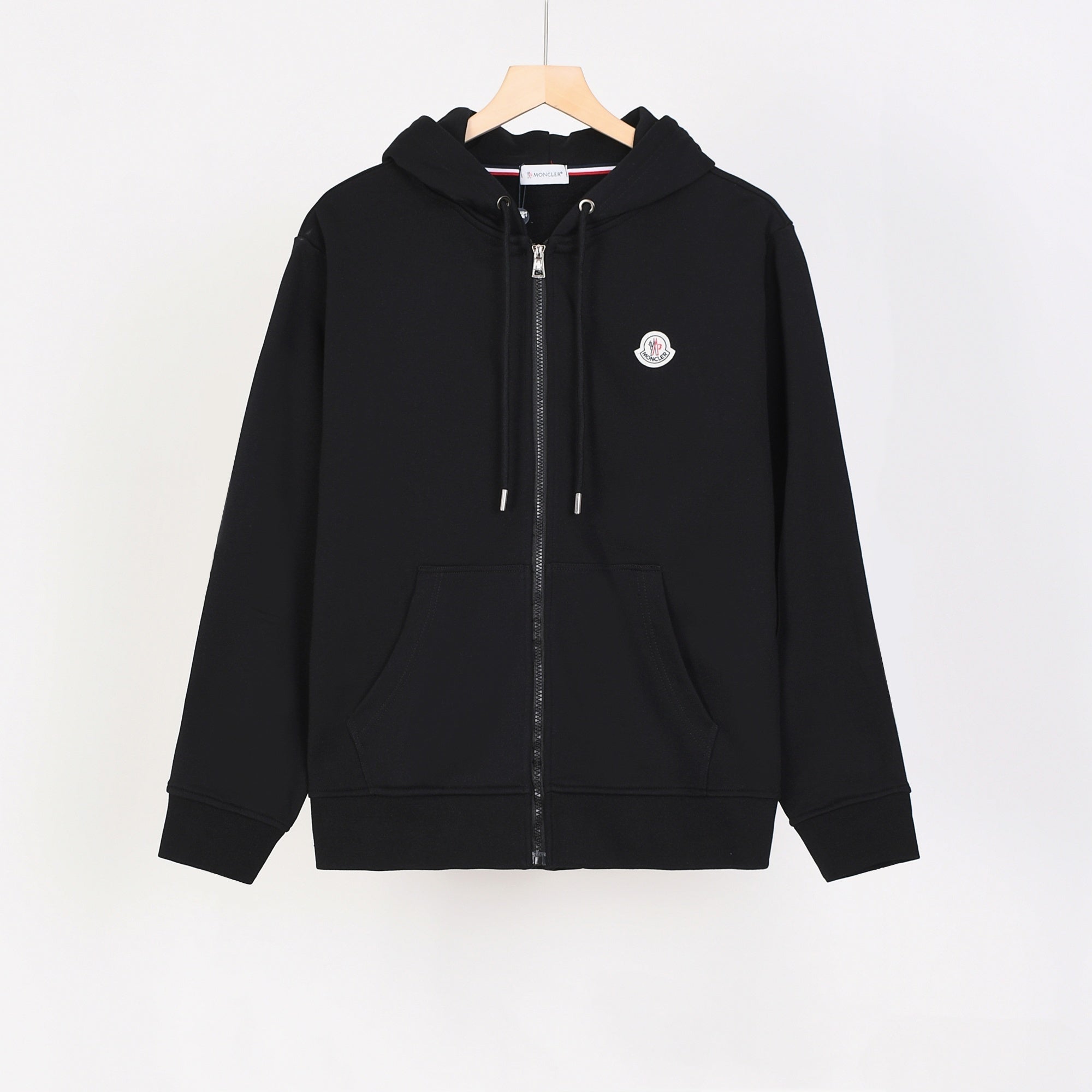 SWEAT MONCLER | LE CONFORT PRESTIGE DE LA MONTAGNE À LA VILLE