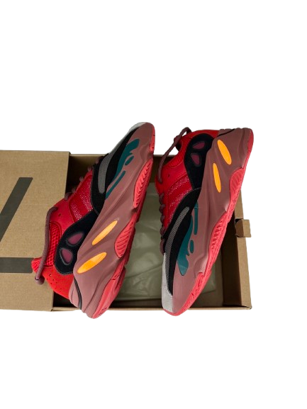 YEEZY 700 HI-RES RED - L'INCANDESCENCE ROUGE - V1 RÉTRO-FUTURISTE