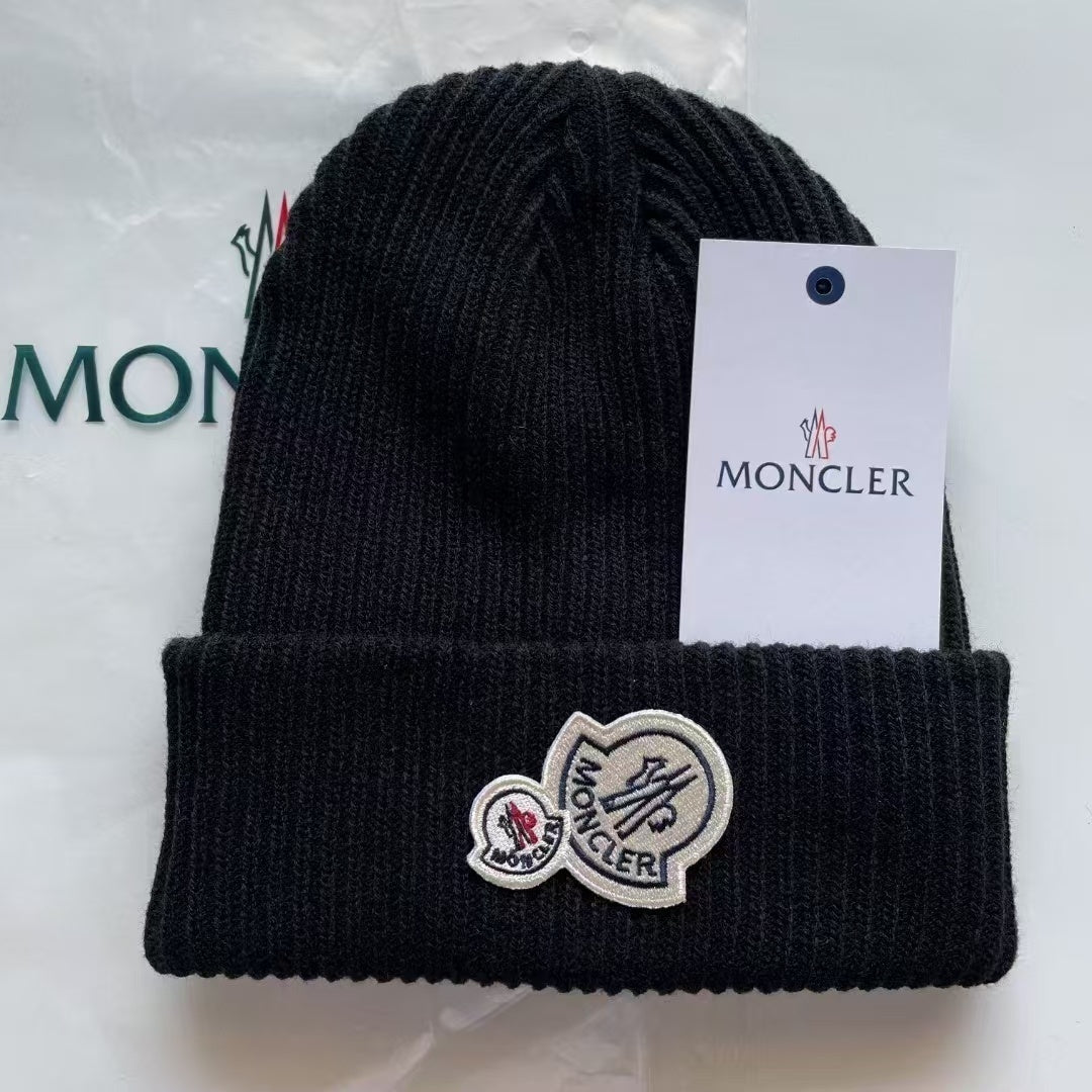 BONNET MONCLER - L'ÉLÉGANCE ALPINE POUR LA TÊTE