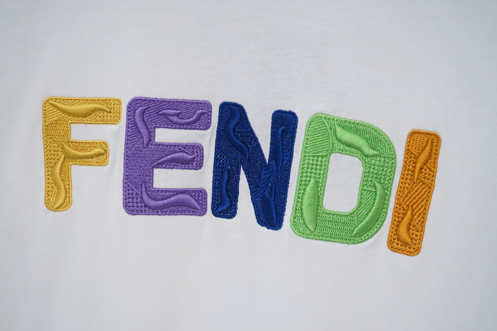 T-SHIRT FENDI | L'ÉLÉGANCE ROMAINE AU QUOTIDIEN
