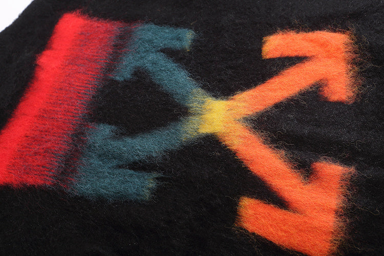 PULL OFF-WHITE FUZZY ARROWS NOIR | Le Confrontement des Textures