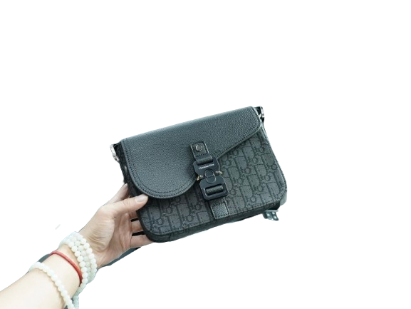 SACHOCHE DIOR - L'ESSENCE DU STYLE URBAIN & COUTURE