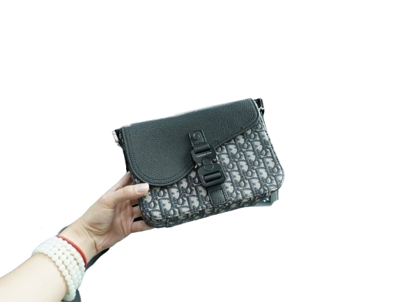 SACHOCHE DIOR - L'ESSENCE DU STYLE URBAIN & COUTURE