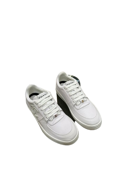 Élégance Blanche – La Sneaker Chanel Minimaliste