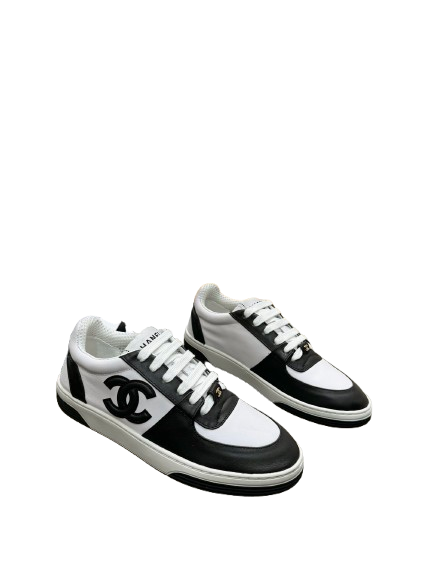 Chanel Court Bicolore – L’Élégance Iconique en Noir & Blanc