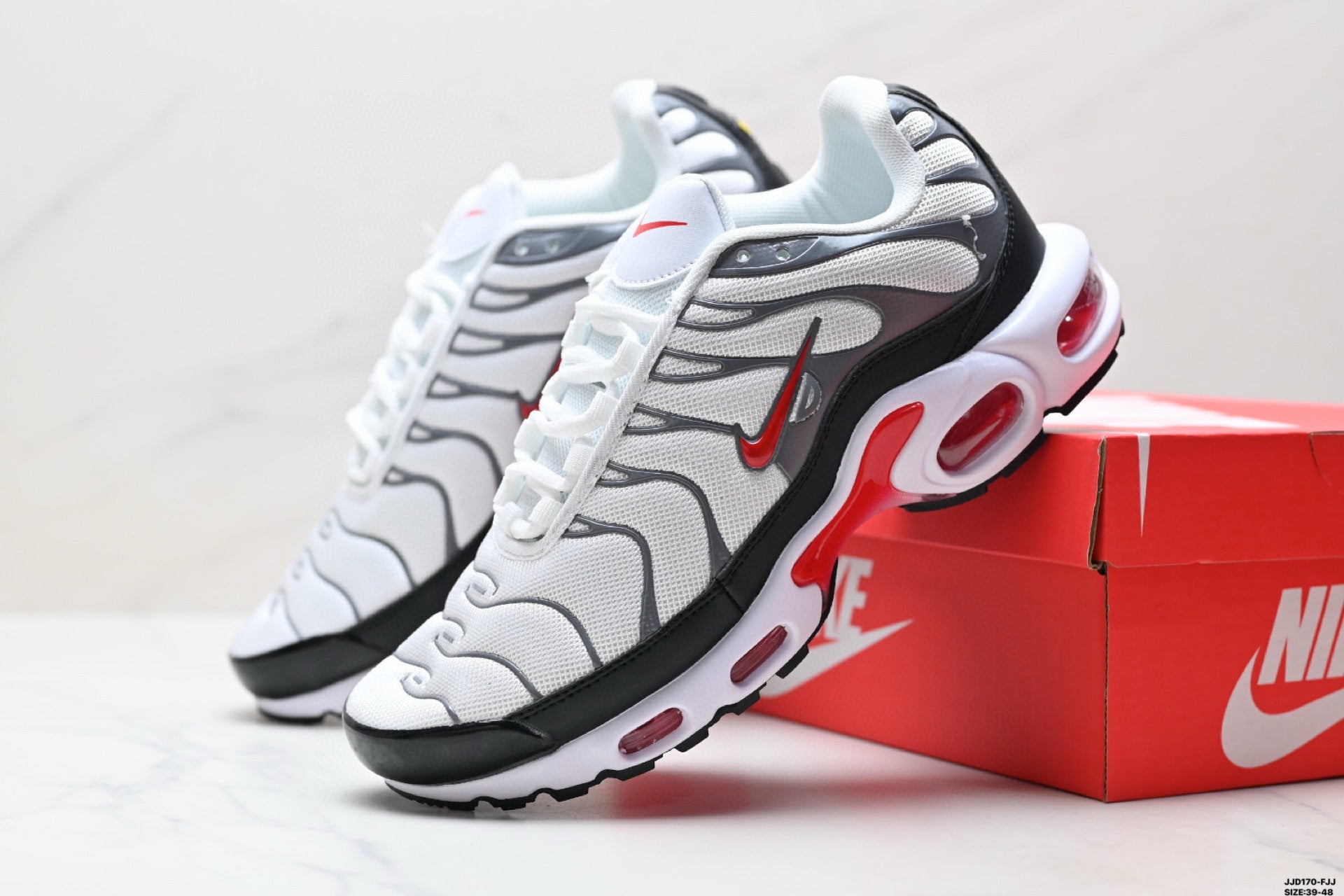 NIKE AIR MAX PLUS (TN) - L'ICÔNE REBELLE AU DÉGRADÉ VIBRANT