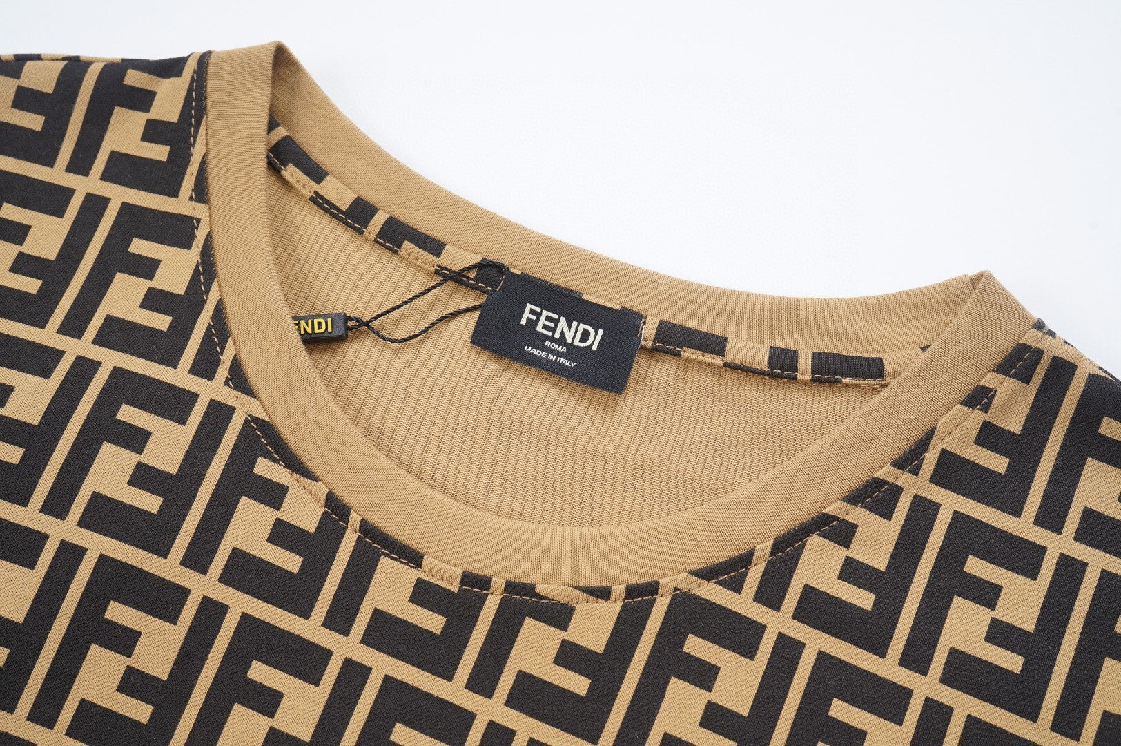 T-SHIRT FENDI | L'ÉLÉGANCE ROMAINE AU QUOTIDIEN
