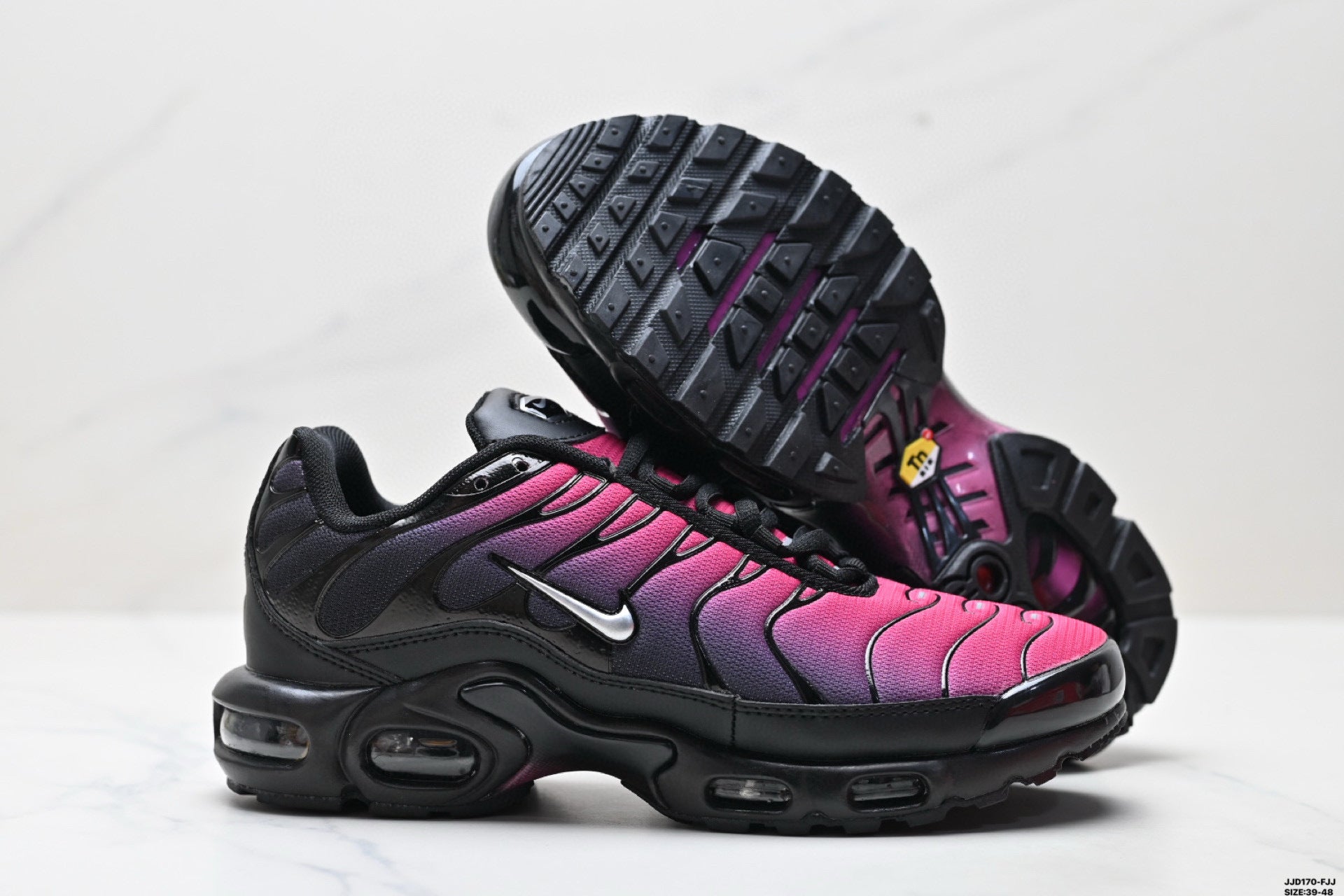NIKE AIR MAX PLUS (TN) - L'ICÔNE REBELLE AU DÉGRADÉ VIBRANT