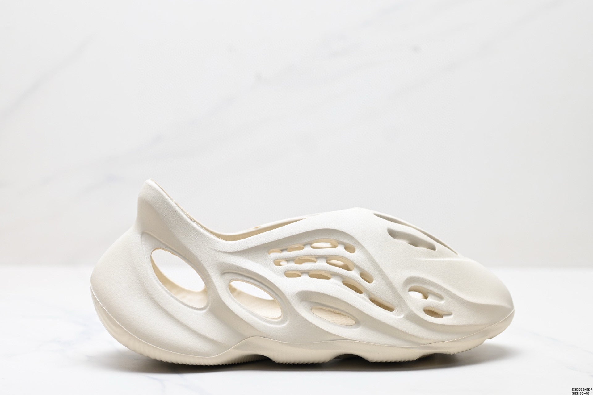 YEEZY FOAM RUNNER SAND  - L'ESSENCE MINÉRALE - CONFORT SCULPTURAL