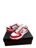 PRADA DOWNTOWN BASKETS BASSES EN CUIR ROUGE - L'AUDACE SCULPTURALE