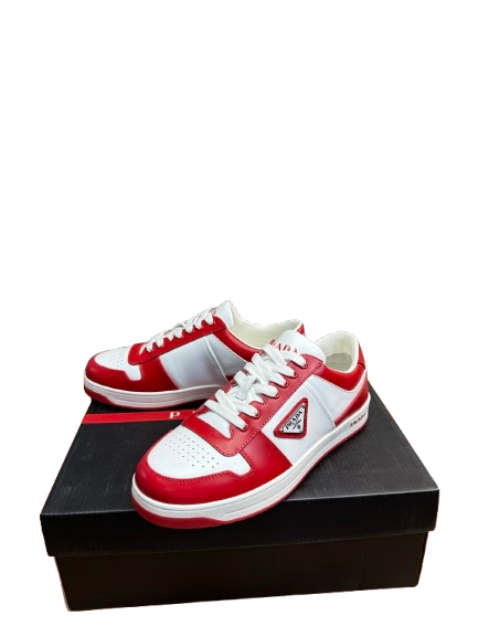 PRADA DOWNTOWN BASKETS BASSES EN CUIR ROUGE - L'AUDACE SCULPTURALE