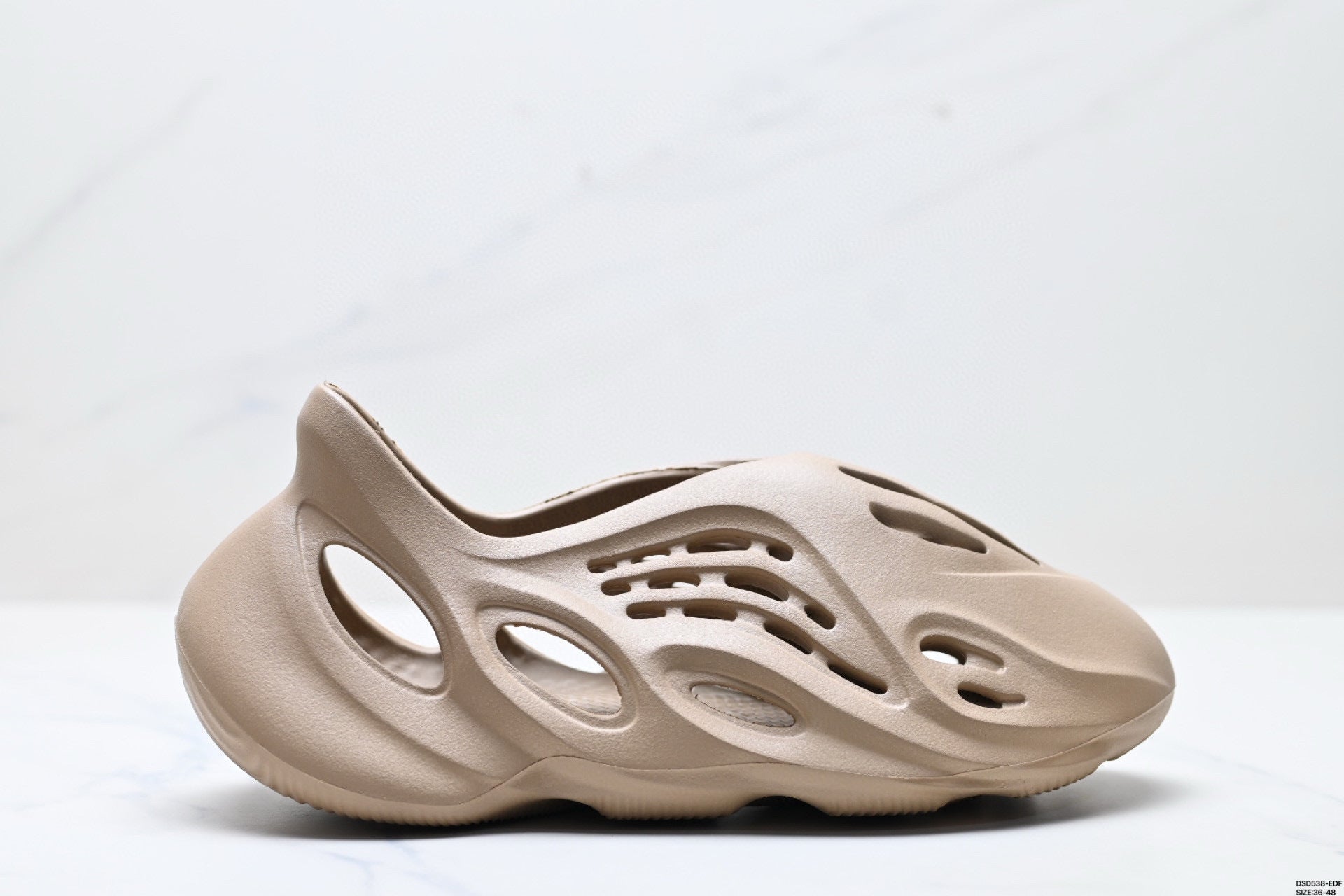 YEEZY FOAM RUNNER SAND  - L'ESSENCE MINÉRALE - CONFORT SCULPTURAL