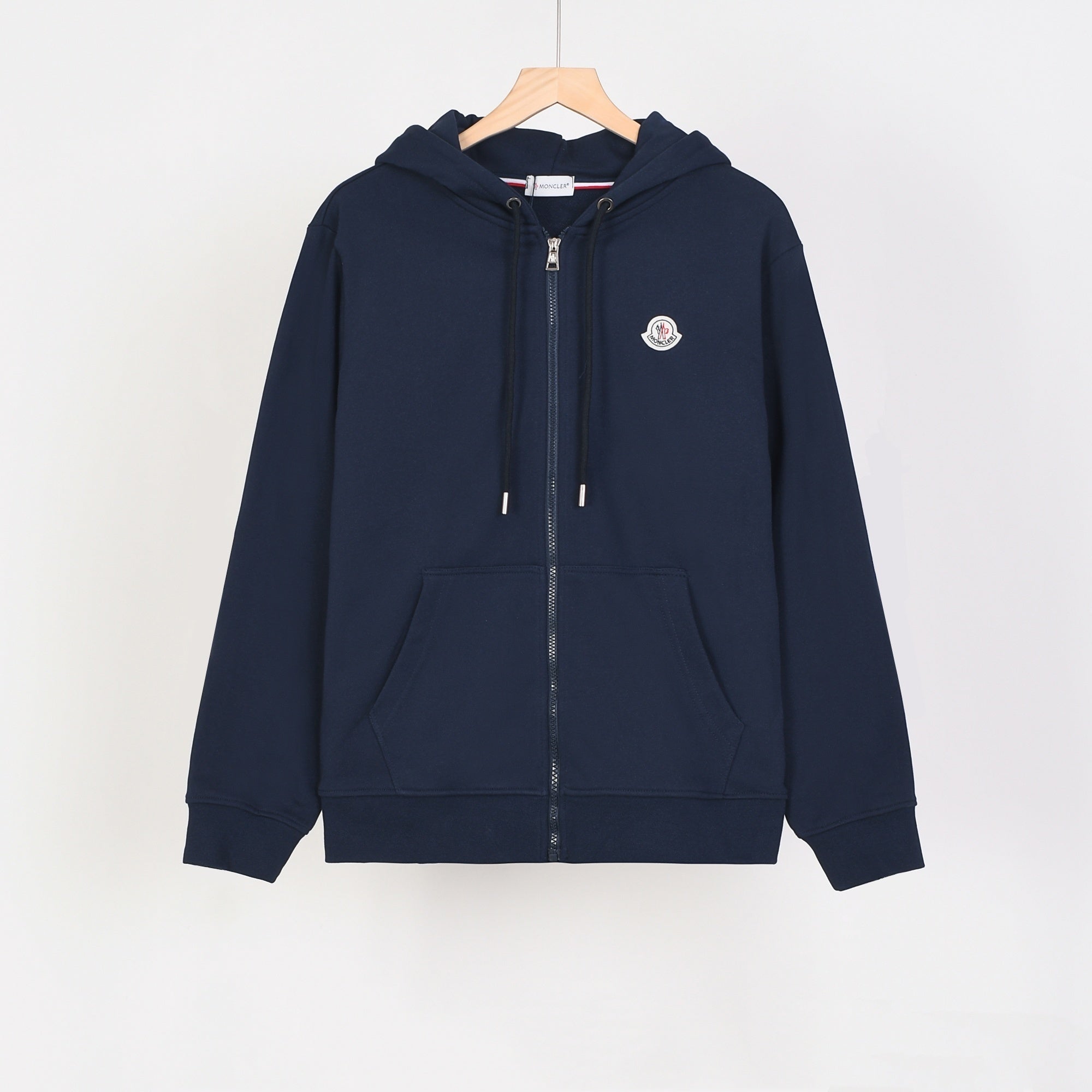 SWEAT MONCLER | LE CONFORT PRESTIGE DE LA MONTAGNE À LA VILLE