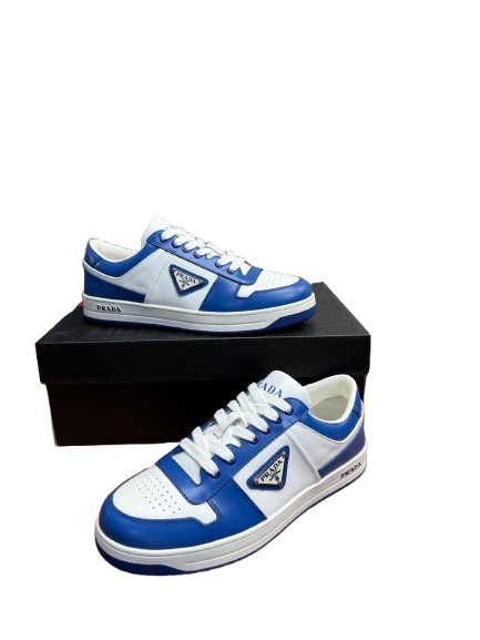 PRADA DOWNTOWN BASKETS BASSES EN CUIR BLEU - L'ÉLÉGANCE URBANE AVANT-GARDE