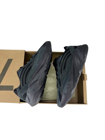 YEEZY 700 V2 VANTA  - LE NOIR ABSOLU TEXTURÉ - SILHOUETTE ULTRA-DISCRÈTE