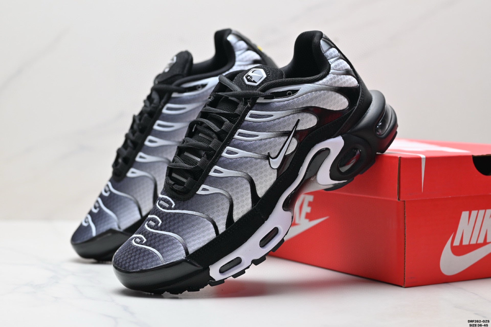 NIKE AIR MAX PLUS (TN) - L'ICÔNE REBELLE AU DÉGRADÉ VIBRANT