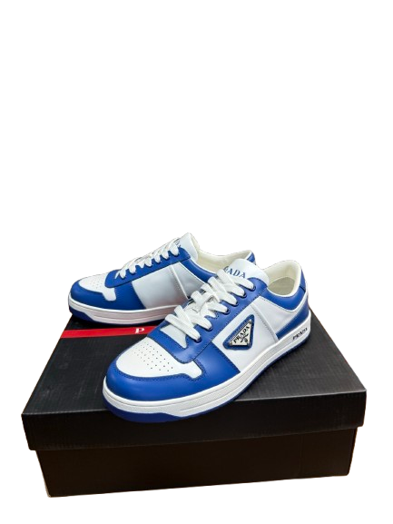 PRADA DOWNTOWN BASKETS BASSES EN CUIR BLEU - L'ÉLÉGANCE URBANE AVANT-GARDE