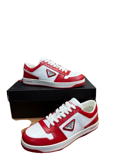 PRADA DOWNTOWN BASKETS BASSES EN CUIR ROUGE - L'AUDACE SCULPTURALE