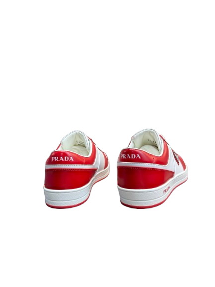 PRADA DOWNTOWN BASKETS BASSES EN CUIR ROUGE - L'AUDACE SCULPTURALE